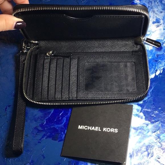 MICHAEL KORS NEW Wristlet Jet Set  Perforated Exterior - Picture 5 of 8